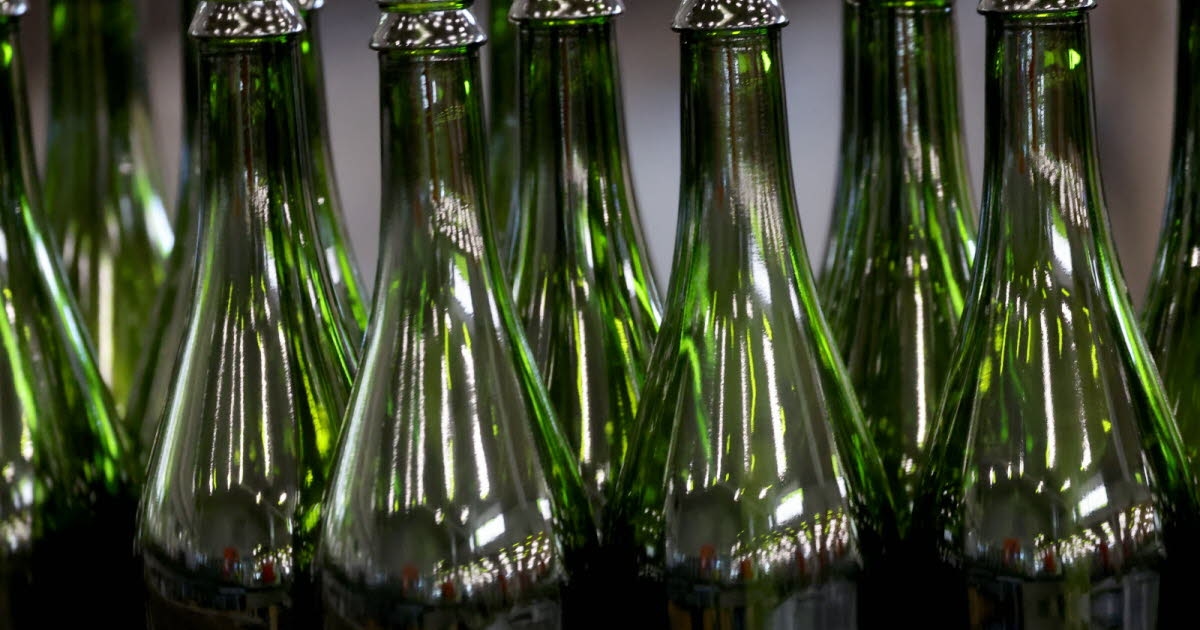 Salute. Le bottiglie di vetro contengono più microplastiche... di quelle di plastica.