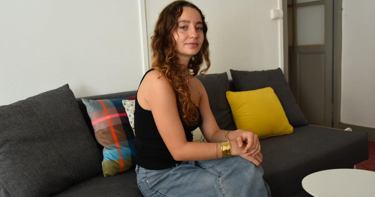Chalon-sur-Saône. Lou wins an award for her fashion invention: a plant-based cape, a garment that produces oxygen.