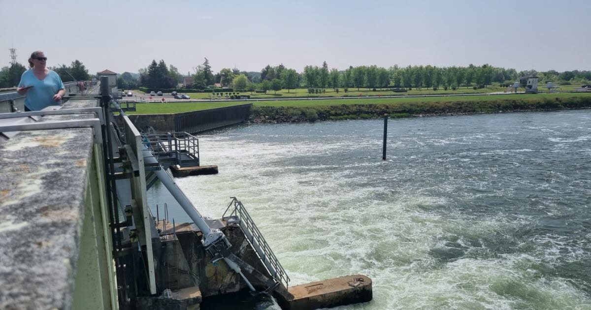 Saône-et-Loire. Der Ormes-Staudamm dient der ganzjährigen Schifffahrt auf der Saône.