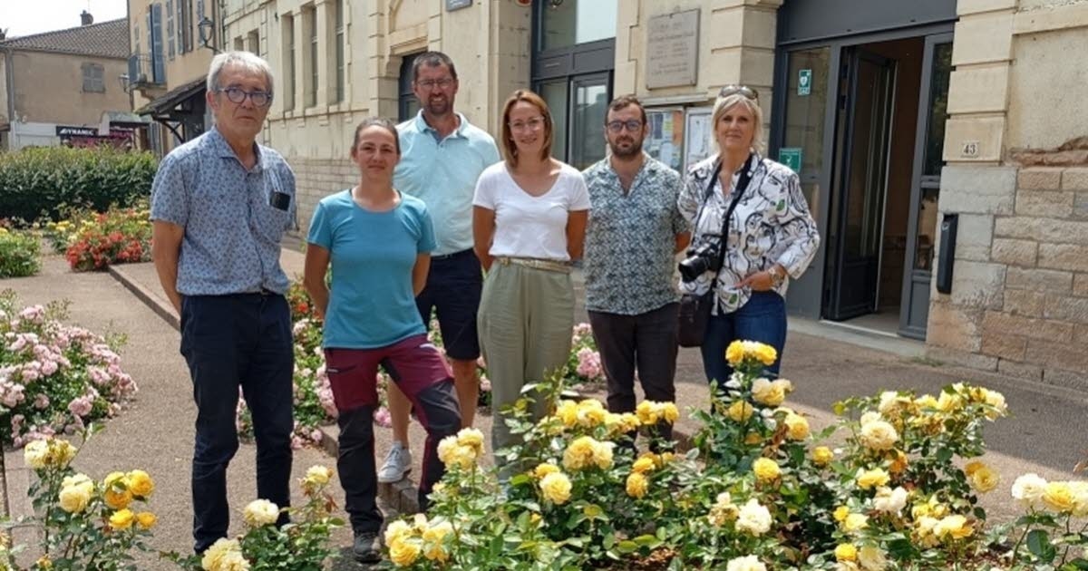 Azé. Blumige Städte und Dörfer: Die Tour der Jury hat begonnen