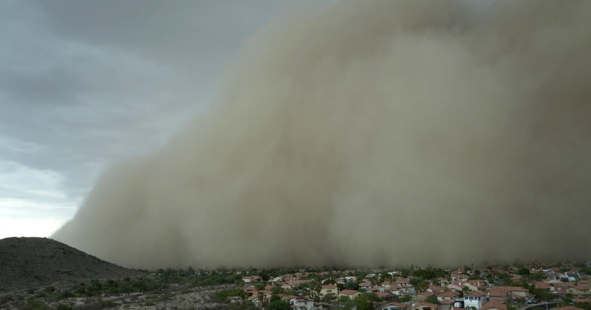In pictures. In the United States, a huge cloud of dust swept through the city of Phoenix.