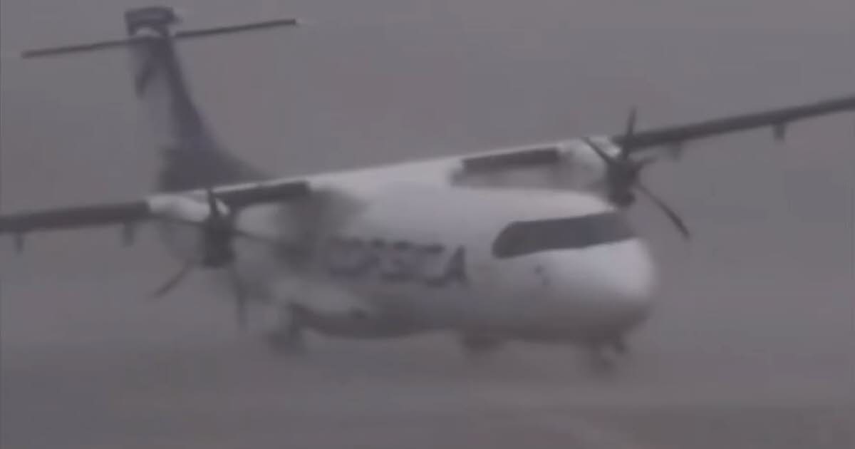 Haute-Corse. Beelden van een passagiersvliegtuig dat door windstoten wordt opgetild op de luchthaven van Calvi.