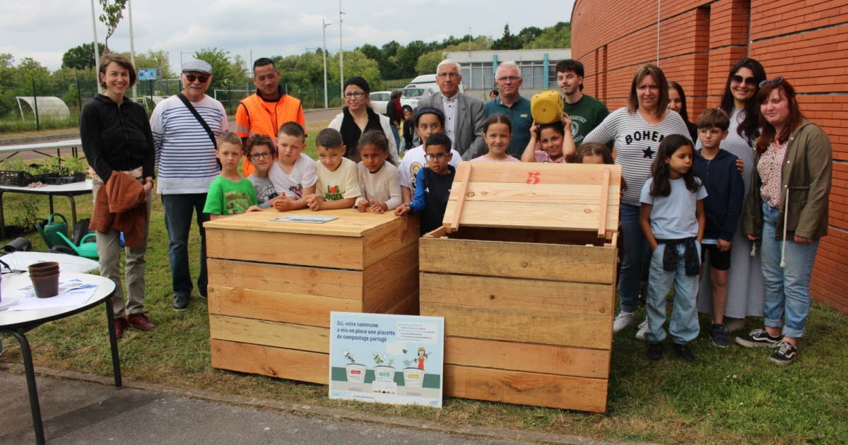 Torcy. Children learn to compost at the leisure center.