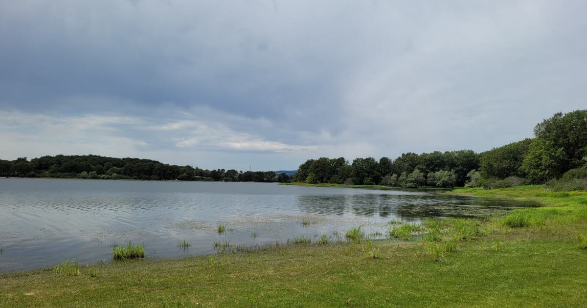 Torcy. Está prohibido nadar, practicar deportes acuáticos y consumir pescado en el lago Torcy.