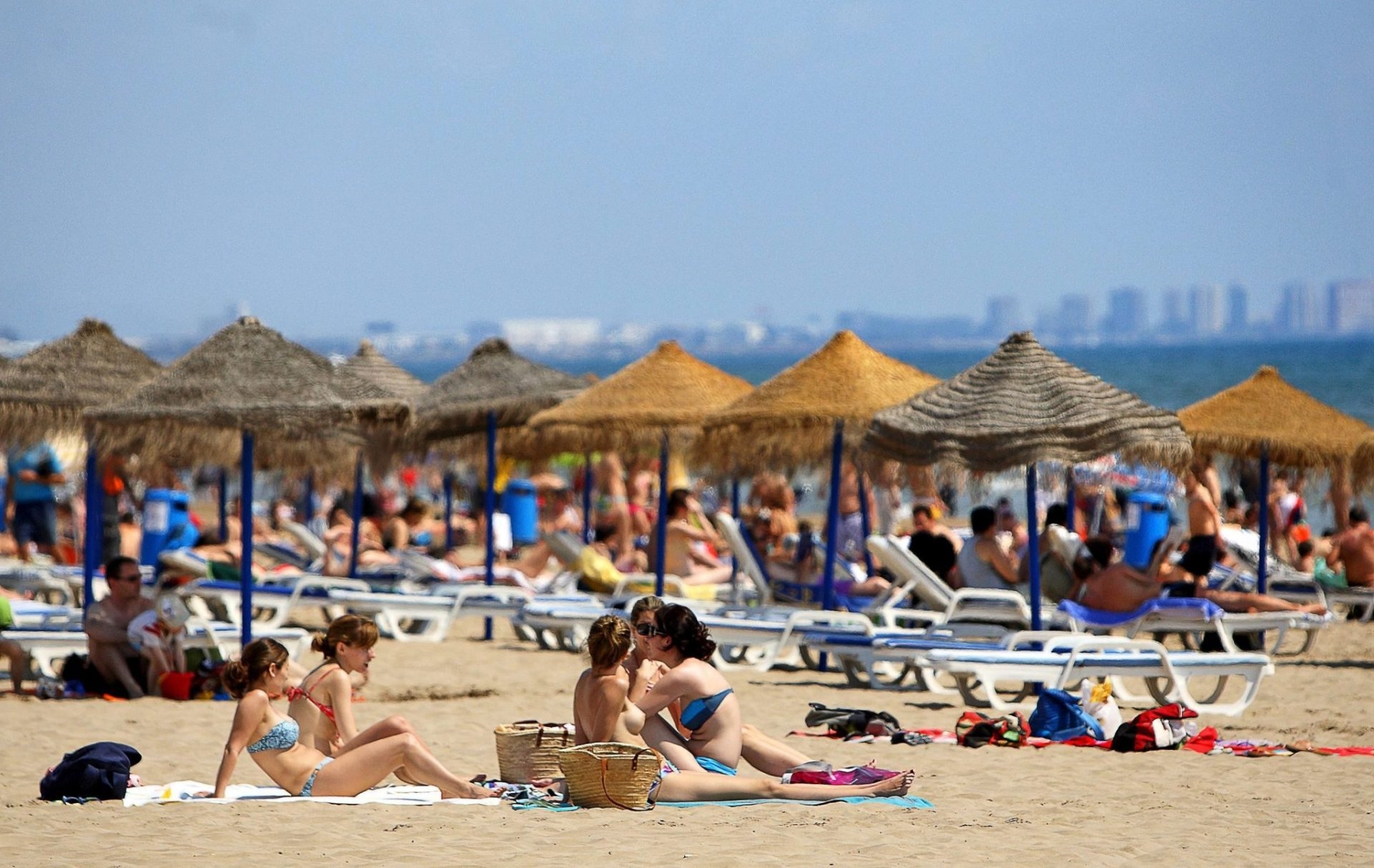 Sunscreens and marine biodiversity: an invisible threat to the oceans. By Sergio Trigos Santos (VIU)