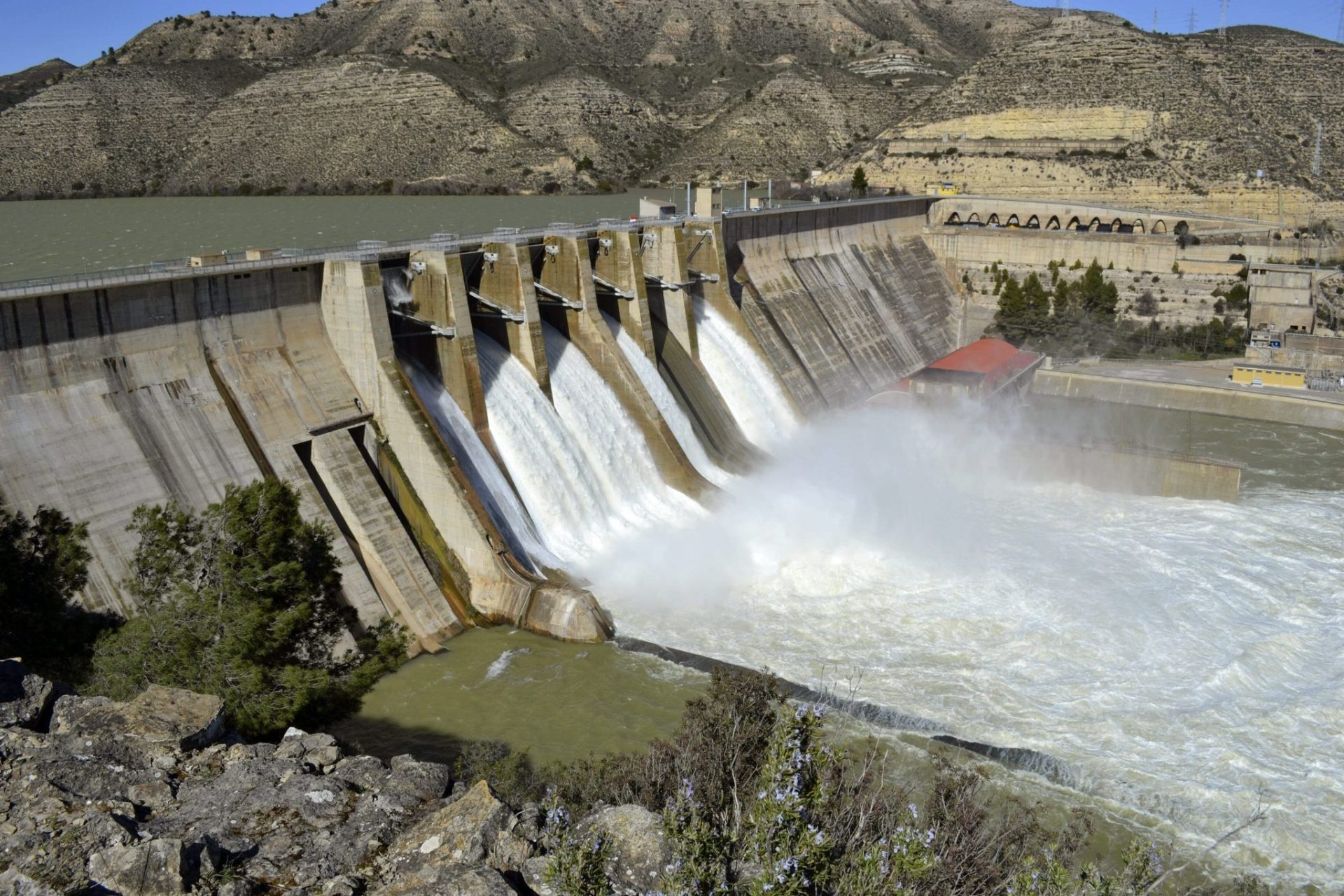 Reino Unido acelera construção de grandes reservatórios devido à falta de chuva.