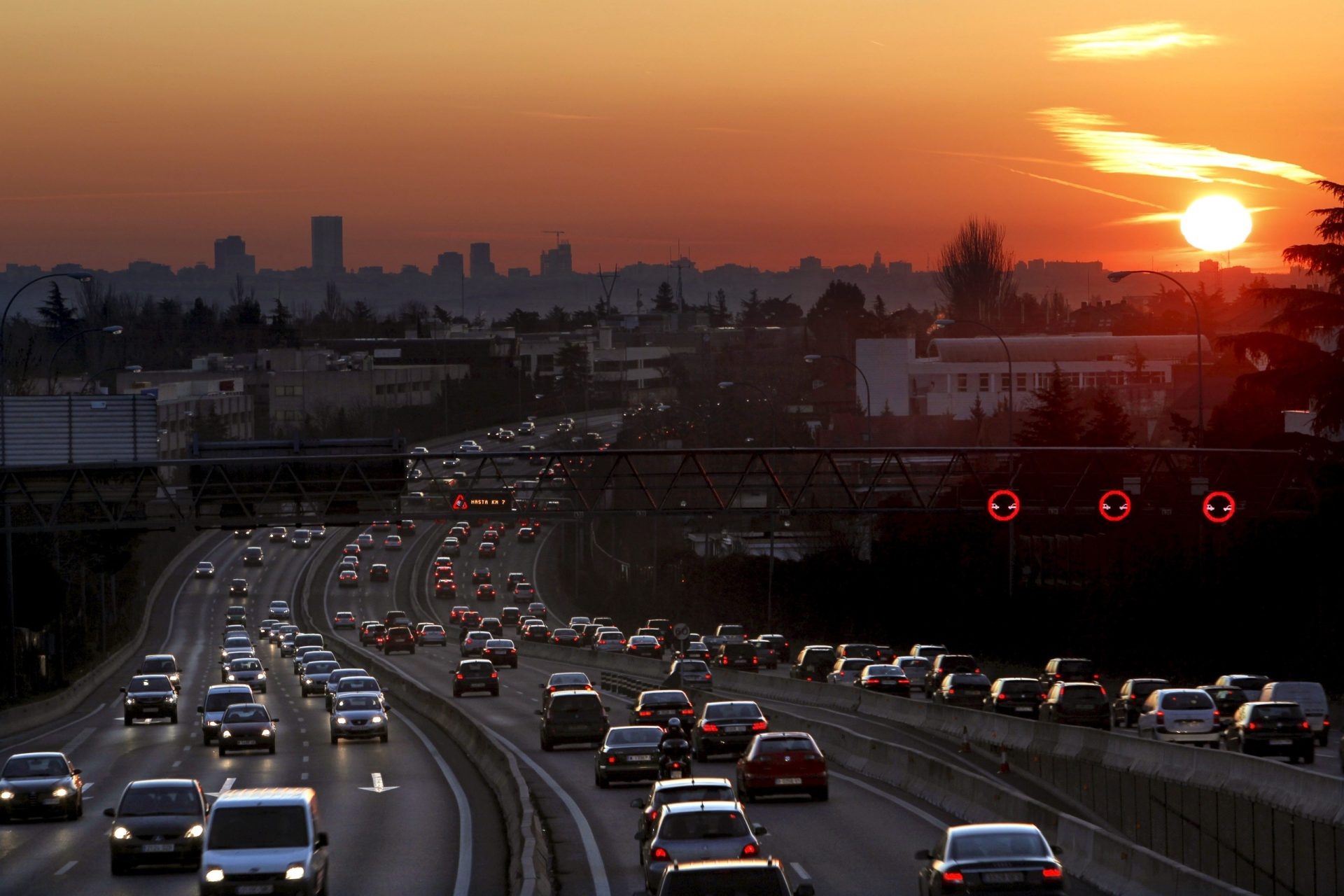 The European automotive industry is divided over a possible revision of the goal of phasing out the combustion engine by 2035.