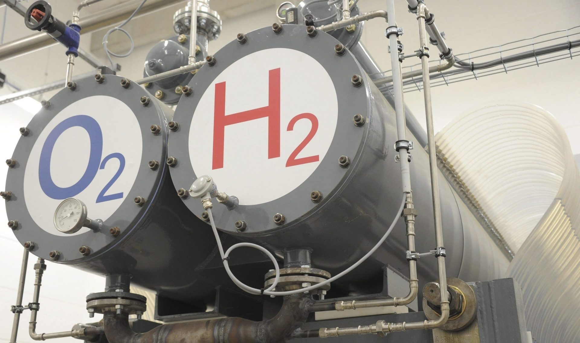 Experts urge the EU to strengthen green hydrogen funding to maintain global leadership.