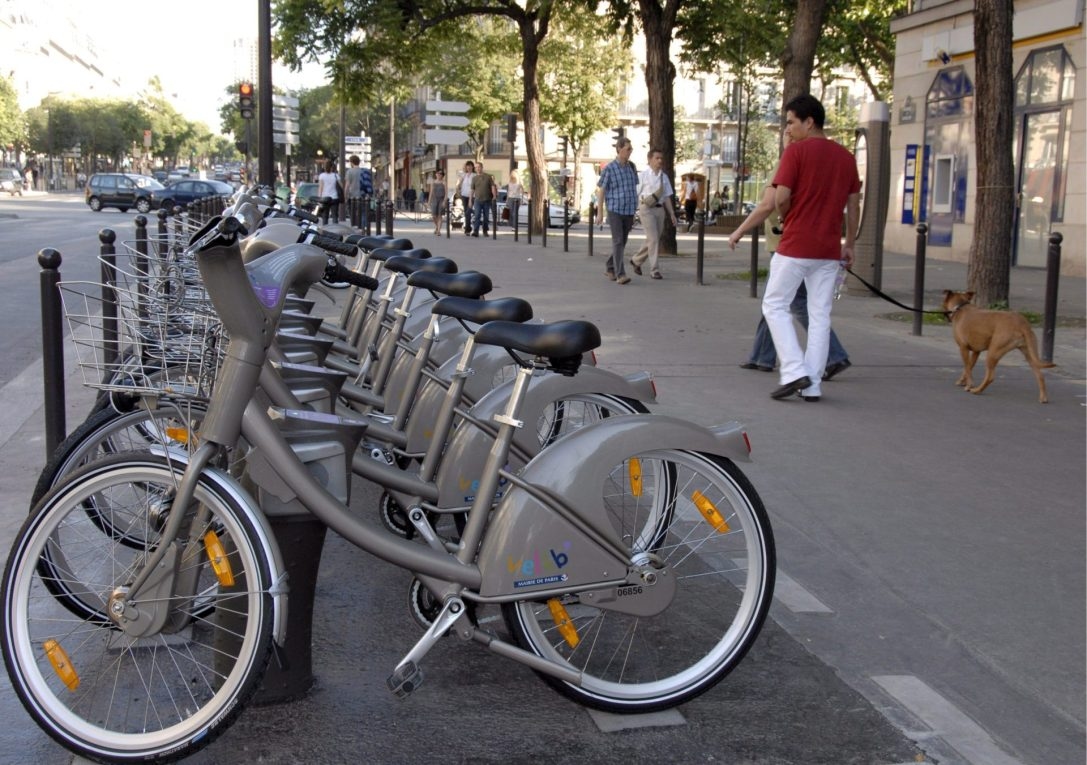A cidade de Bruxelas proibirá patinetes e bicicletas elétricas em zonas de pedestres.