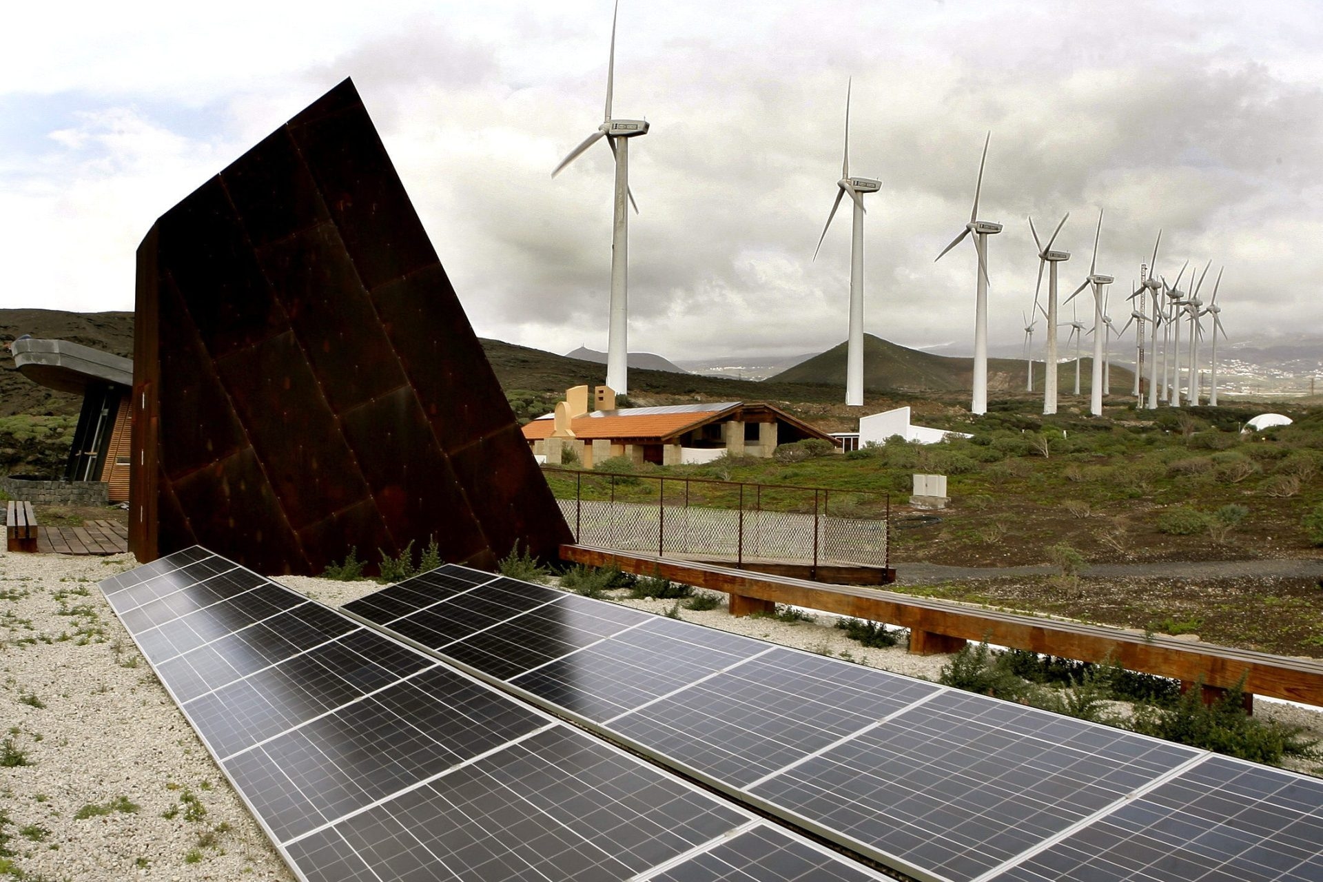 200 associações vão apelar ao Parlamento Europeu para que emita uma moratória imediata sobre projetos de energia renovável em larga escala.