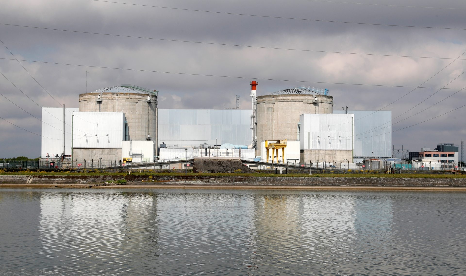 France revises the cost of its deep-sea nuclear storage facility upwards to €37.5 billion.