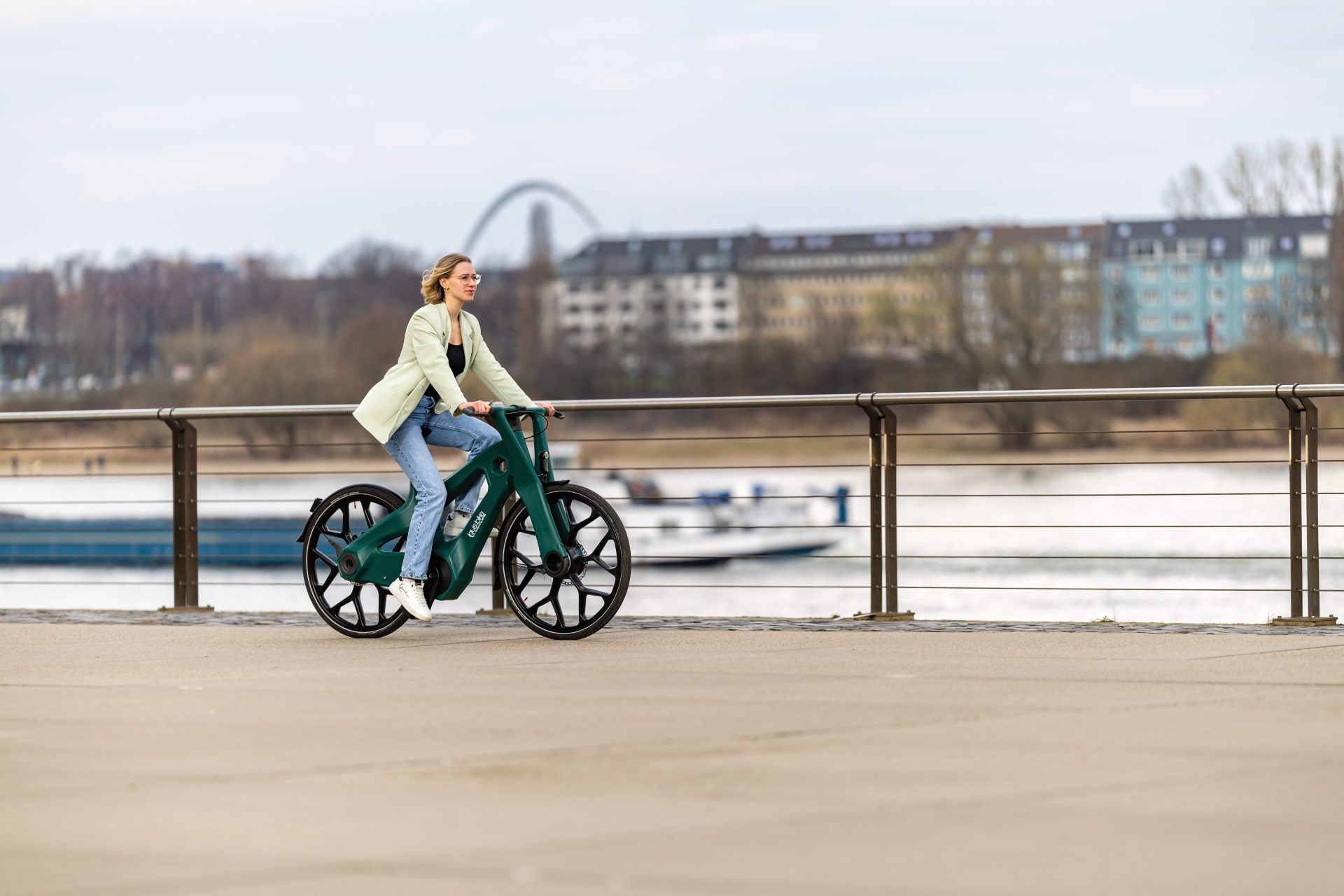 The lubricant-free bicycle made from recycled plastic arrives in Spain after crossing half the world.