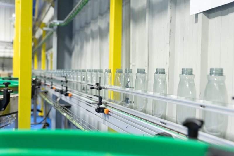 This is how a plastic bottle is reborn after the recycling cycle