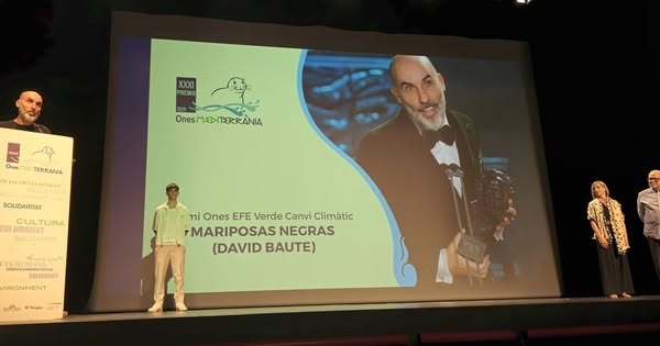 O diretor David Baute recebe o Prêmio Ones EFEverde por seu filme sobre refugiados climáticos.