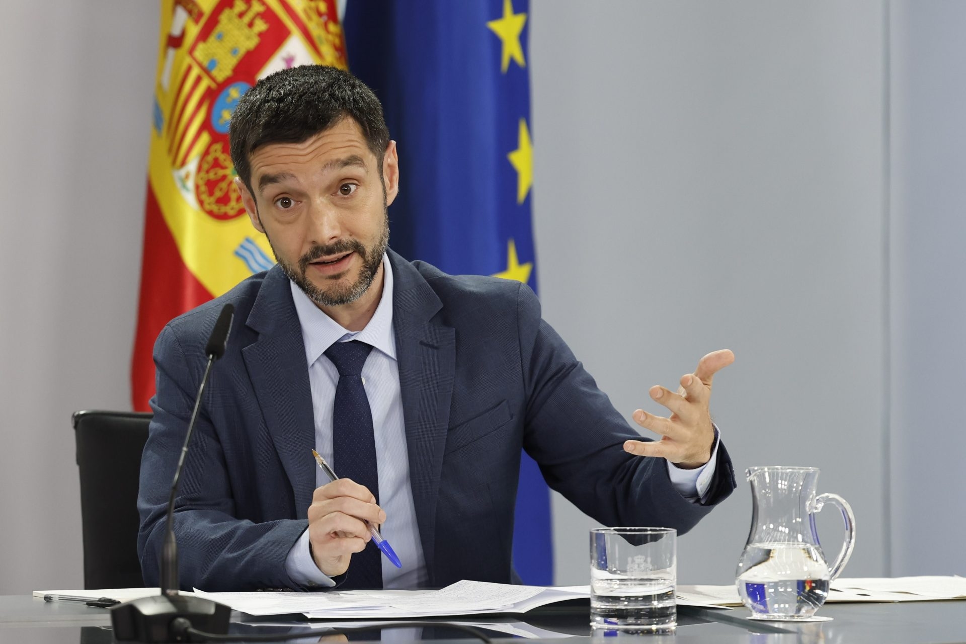 La legge sul consumo sostenibile affronterà il problema dei voli a corto raggio e dell'obsolescenza programmata.