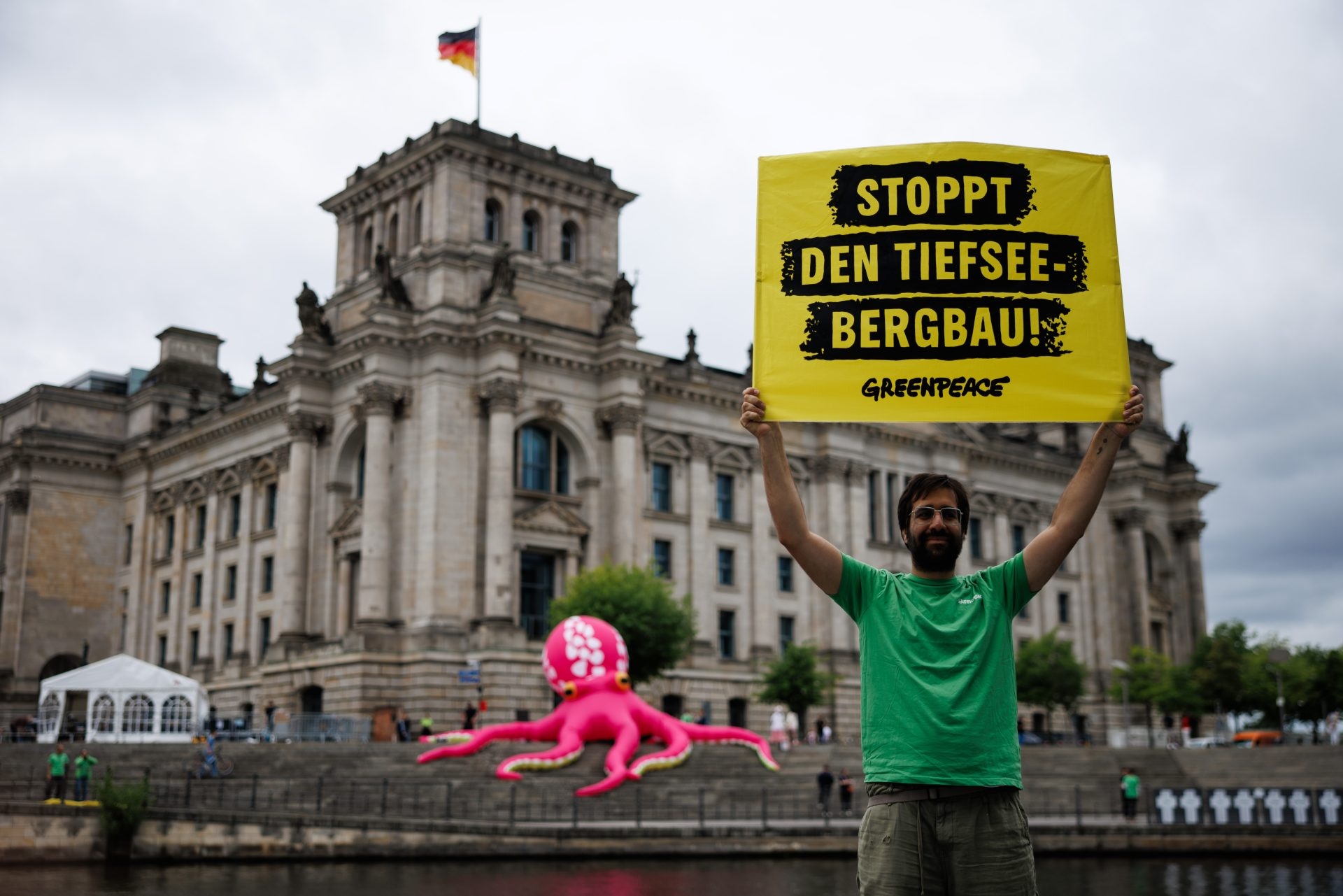 Um polvo inflável gigante do Greenpeace protesta contra a mineração em alto mar.