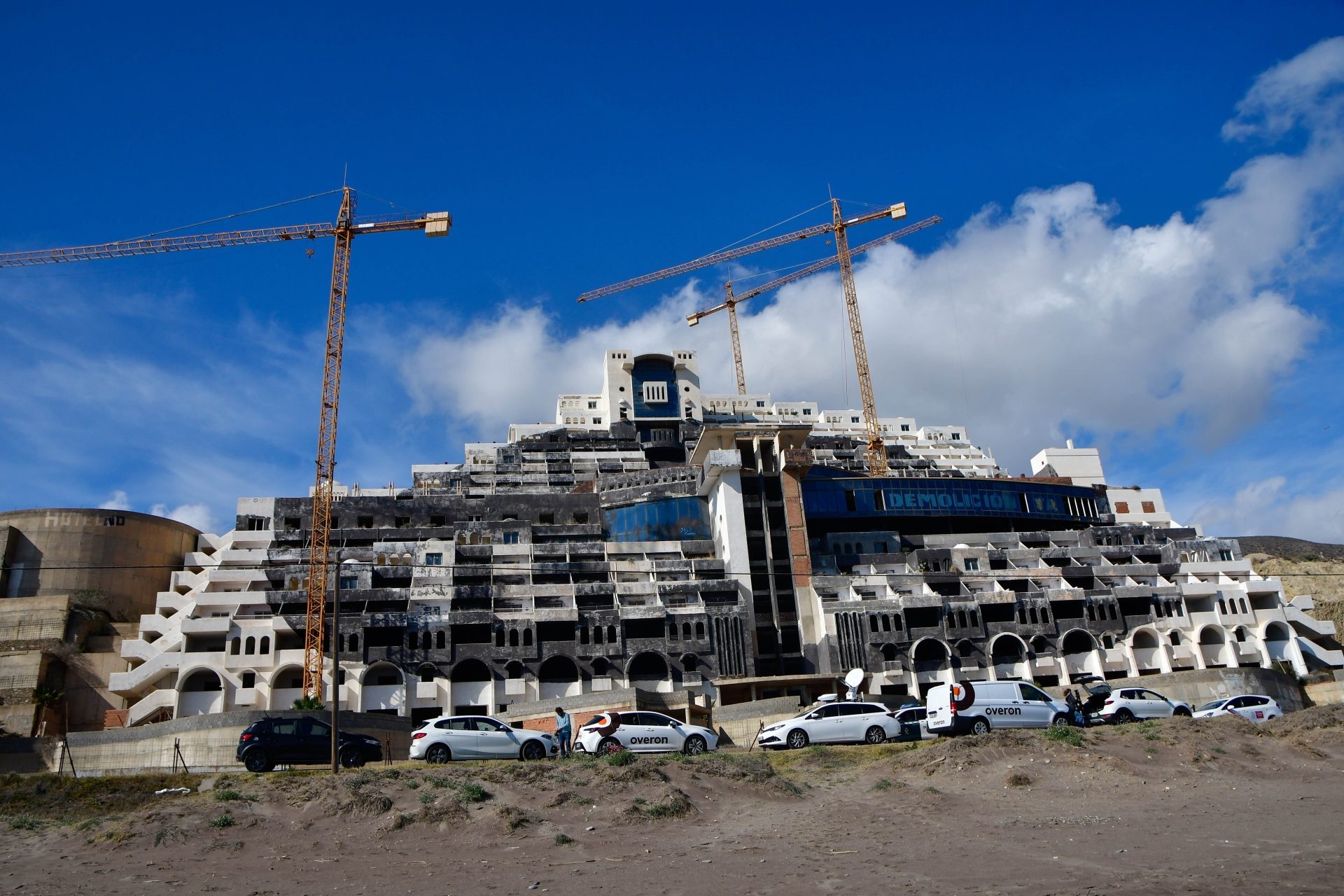 Carboneras accetta di rivedere la licenza di El Algarrobico nonostante le critiche di Greenpeace sulla procedura.