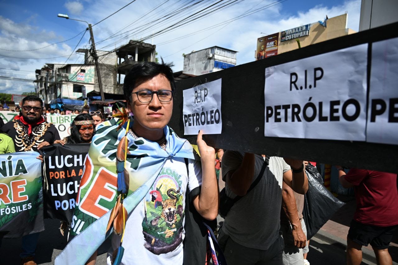 La flottiglia Yaku Mama Amazon naviga per 3.000 chilometri verso la COP30 per chiedere giustizia climatica e la fine dei combustibili fossili.