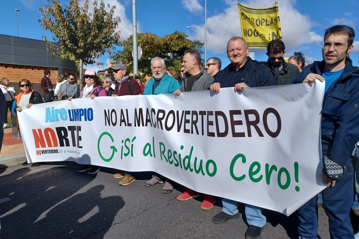 Thousands of Colmenar Viejo residents mobilize against the biogas plant, chanting, "We don't want to be Madrid's energy dump."