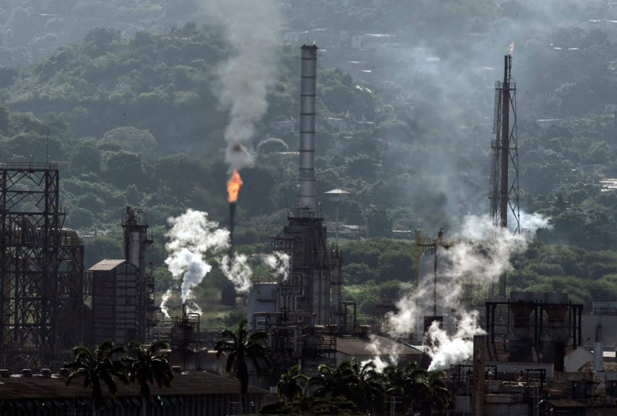 US Mulls Limited Authorizations for Oil Firms in Venezuela, Sources Say