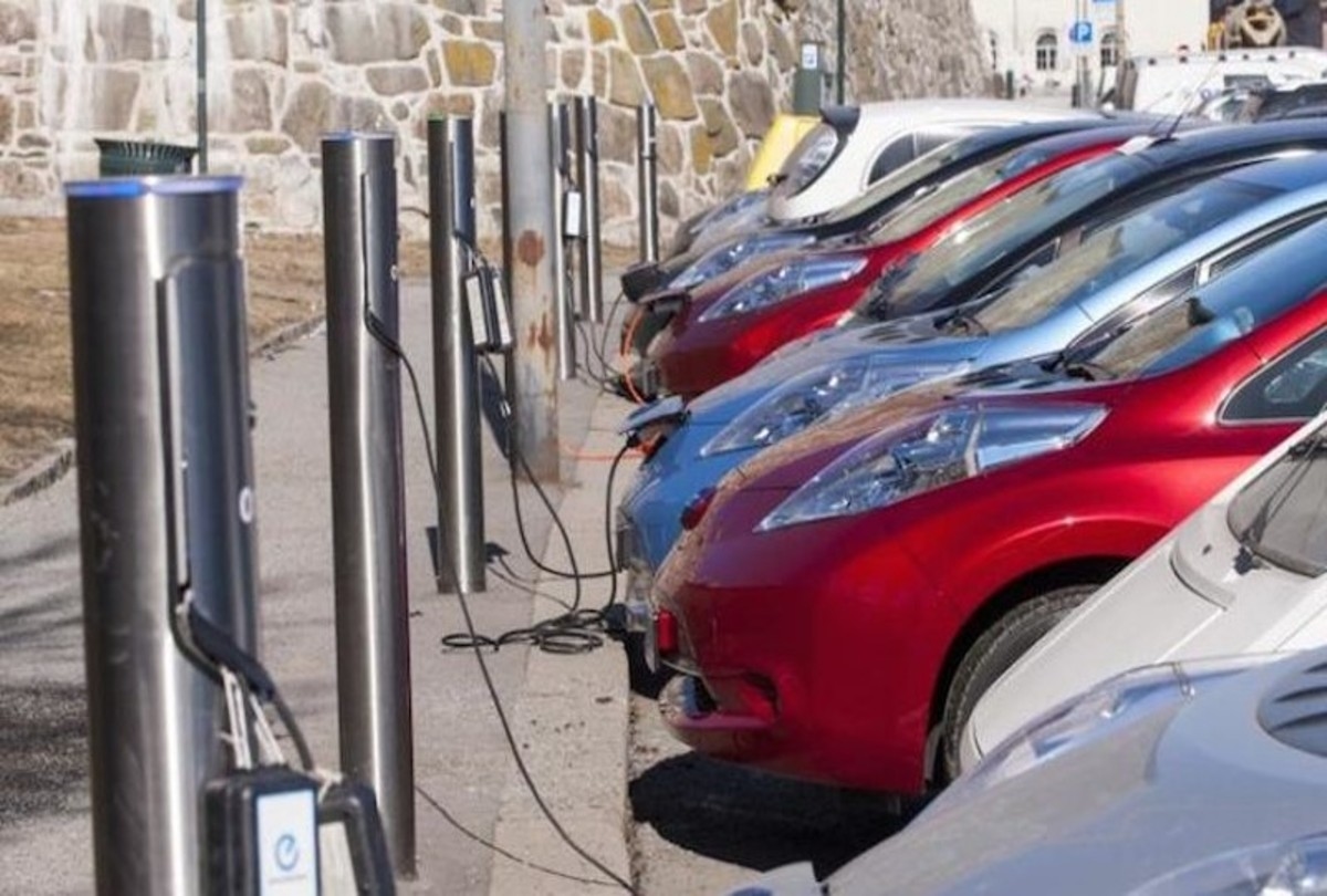 Los coches eléctricos pierden atractivo entre los nuevos conductores, según una encuesta de Shell