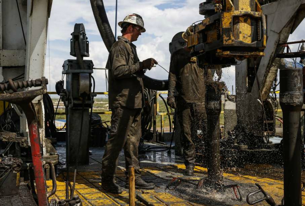 Les géants pétroliers américains se préparent à des temps difficiles alors que la chute des prix ébranle les producteurs