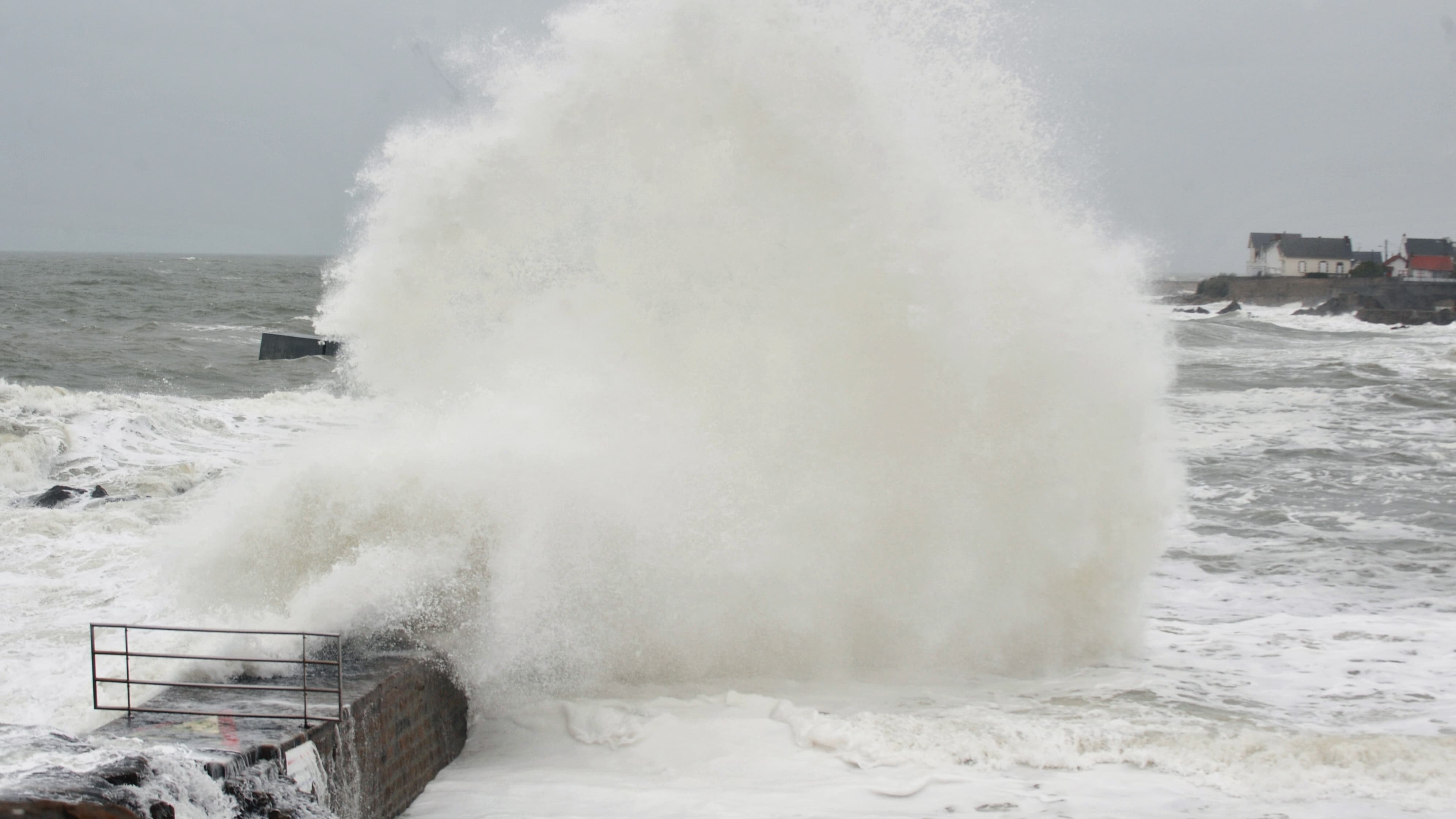 Golven tot vijf meter: cyclonische golven verwacht langs de hele Atlantische kust