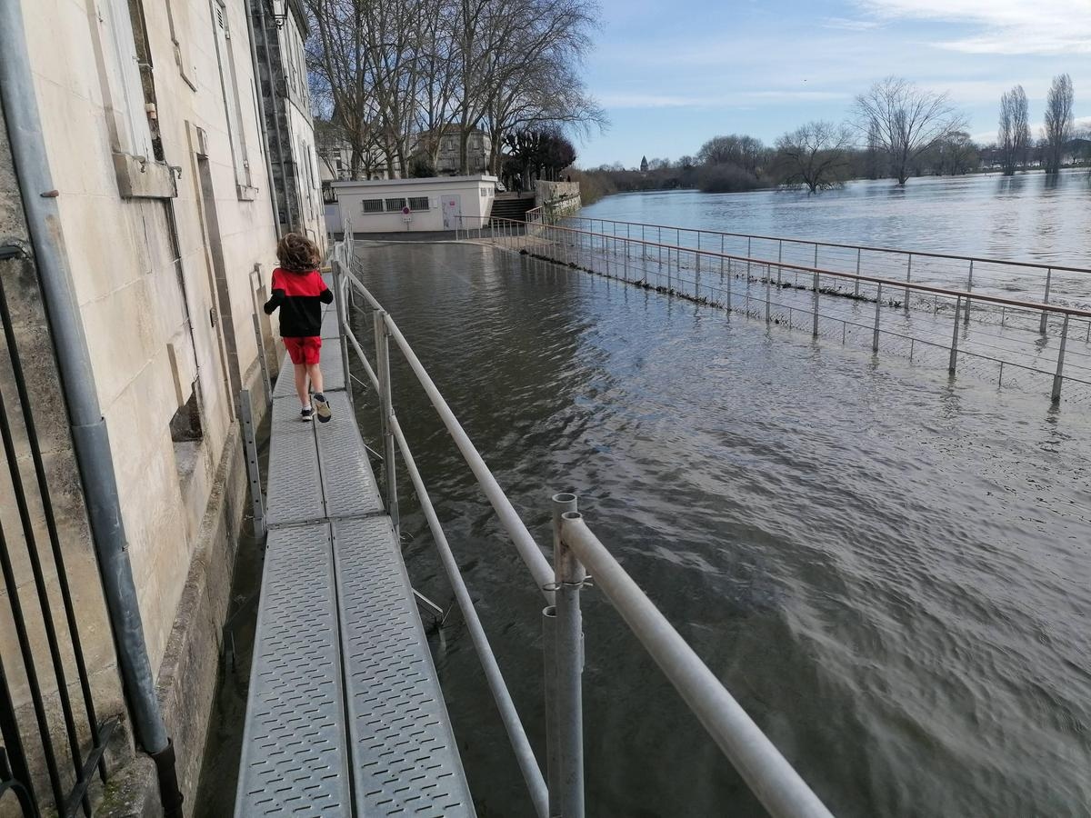 Adapting to climate change: "If we don't change our vision, we will continue to increase France's deficit," pleads MP Fabrice Barusseau.