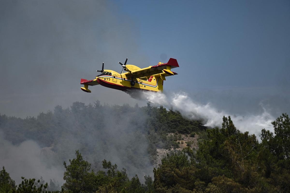 El incendio de Martigues sigue sin estar controlado, 240 hectáreas envueltas en humo y 1.000 bomberos en primera línea