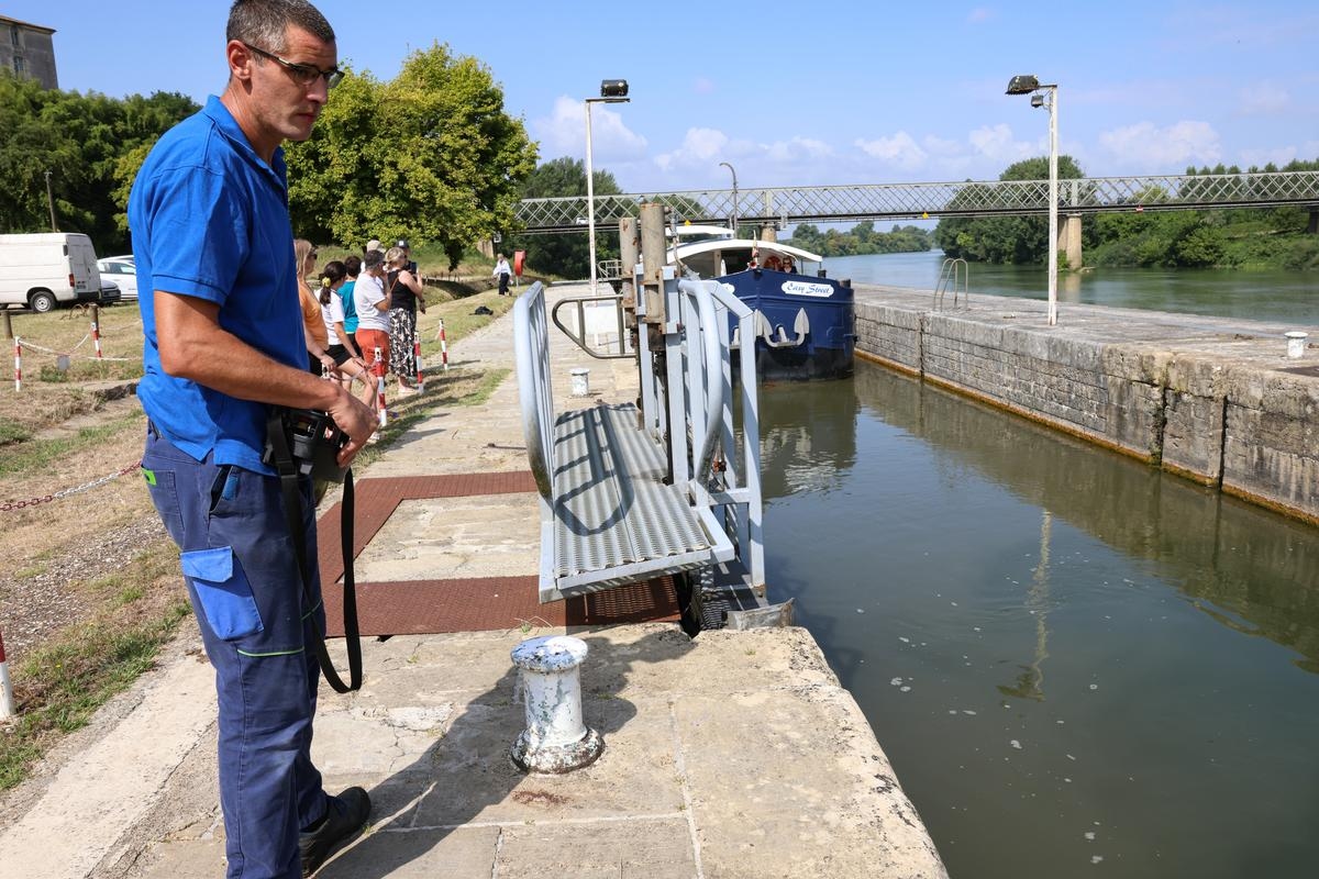 Turismo: em Castets e Castillon, é o guarda da eclusa que abre caminho aos barcos