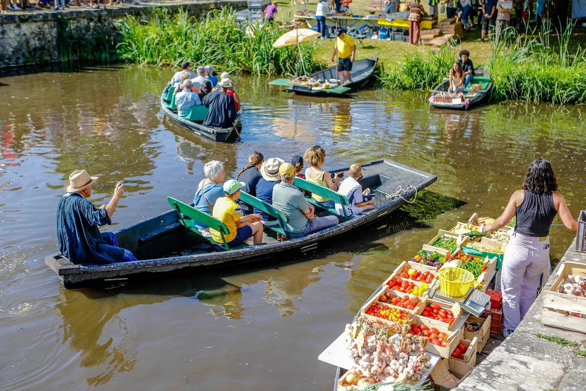Poitevin Marshes: flavors within reach of an oar, at the Vanneau-Irleau water market