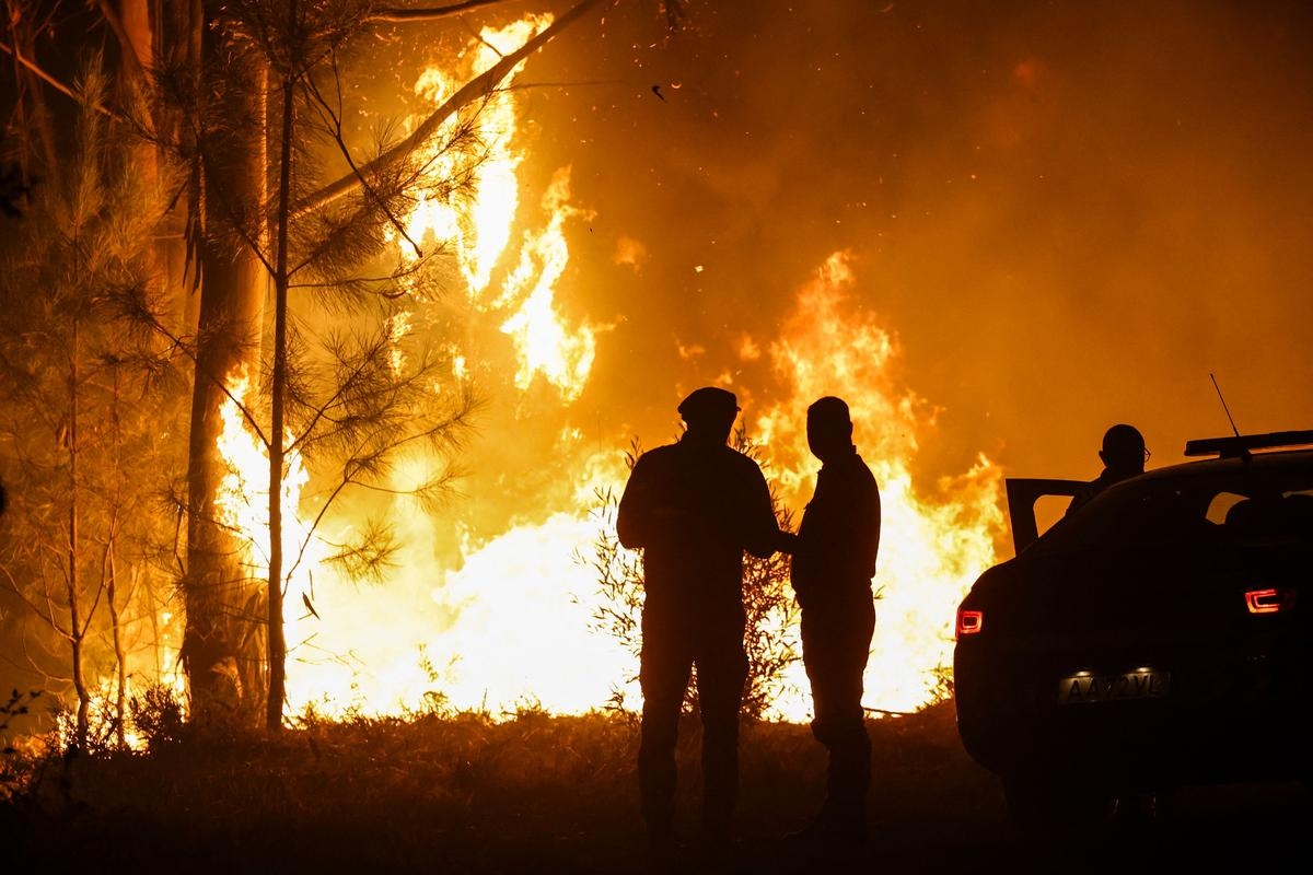 Portugal: With sustained winds and high temperatures, firefighters continue to fight forest fires