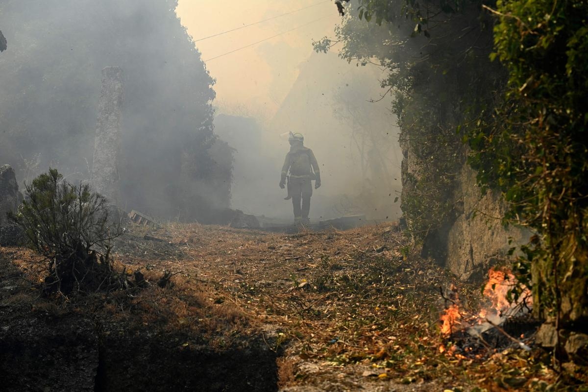 Fires in Spain: One firefighter killed, death toll rises to four