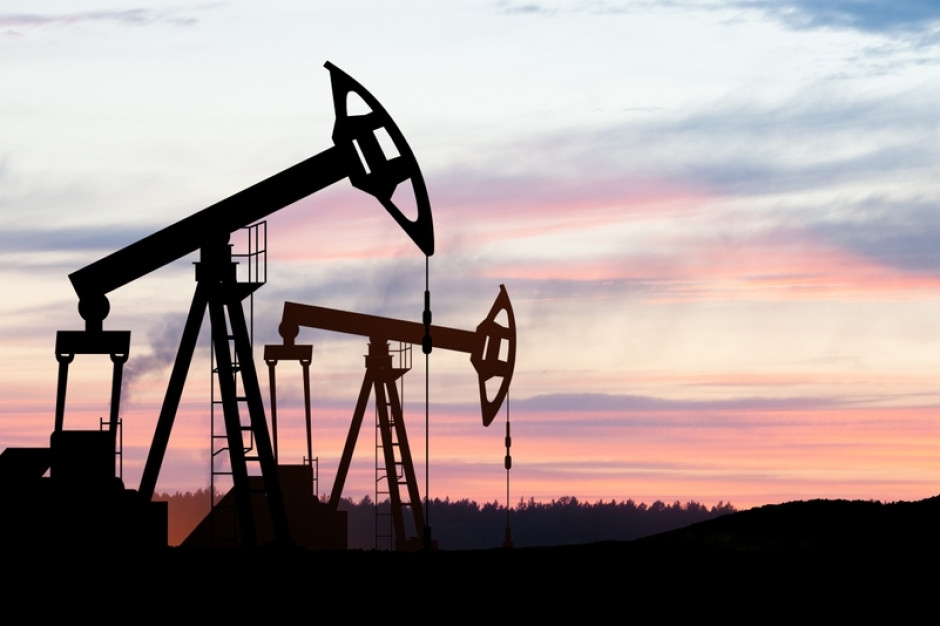O mundo precisa cada vez mais de petróleo. Existem duas razões principais