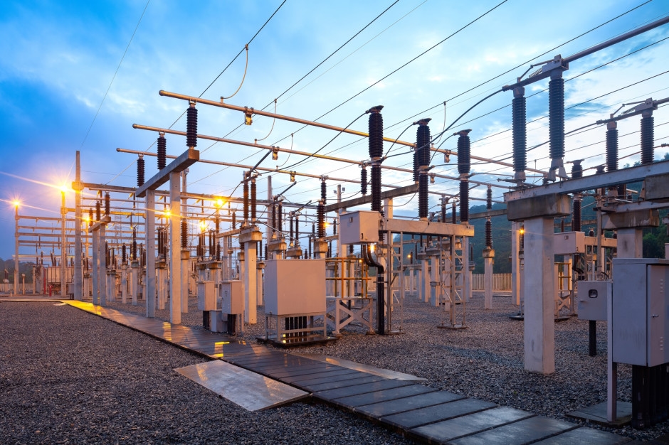 Rekordinvestitionen in Stromnetze und den Ausbau erneuerbarer Energien