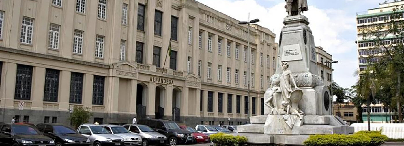 Funcionarios de Aduanas de Santos deciden continuar huelga