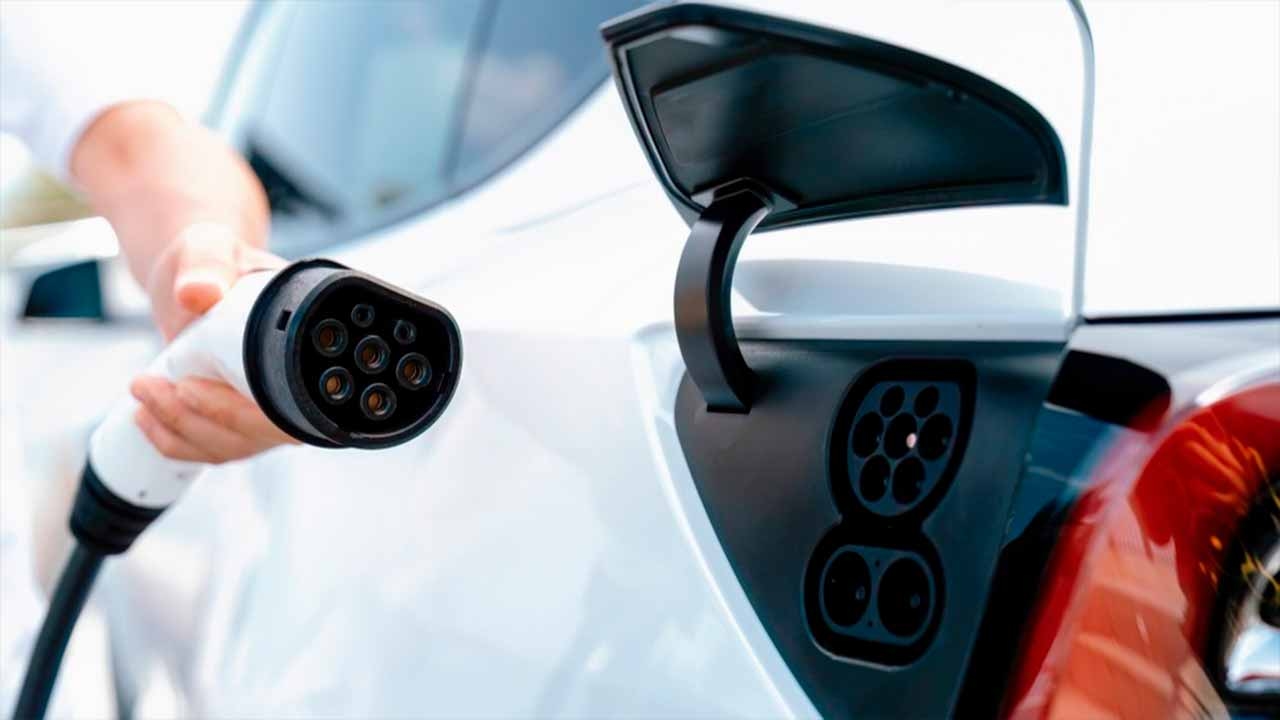 The future of sustainable mobility: hybrid and electric vehicles in a global context