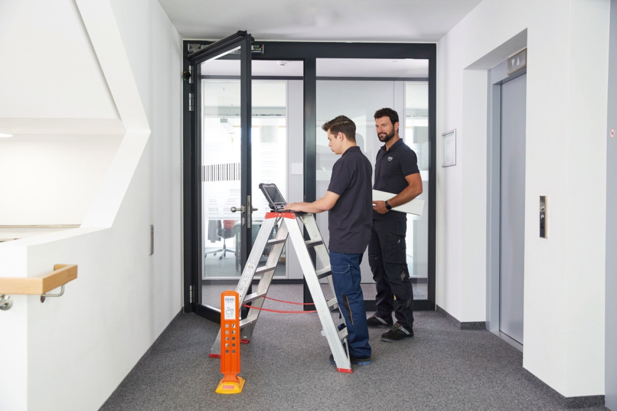 Acil çıkış sistemleri için kapıları doğru şekilde takın