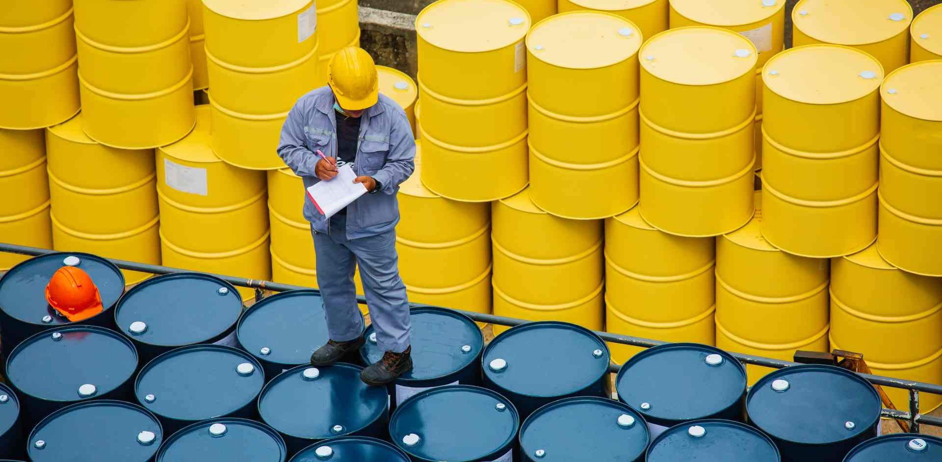 Petrolio in calo nonostante l’alta tensione tra Iran e Israele. Il rischio di escalation resta elevato