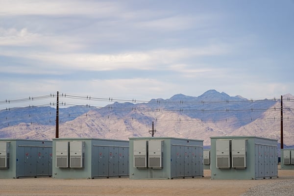 NextEra e concessionária de serviços públicos da Califórnia fecham acordo de aquisição da BESS com proteções contra futuras ações federais e volatilidade do mercado