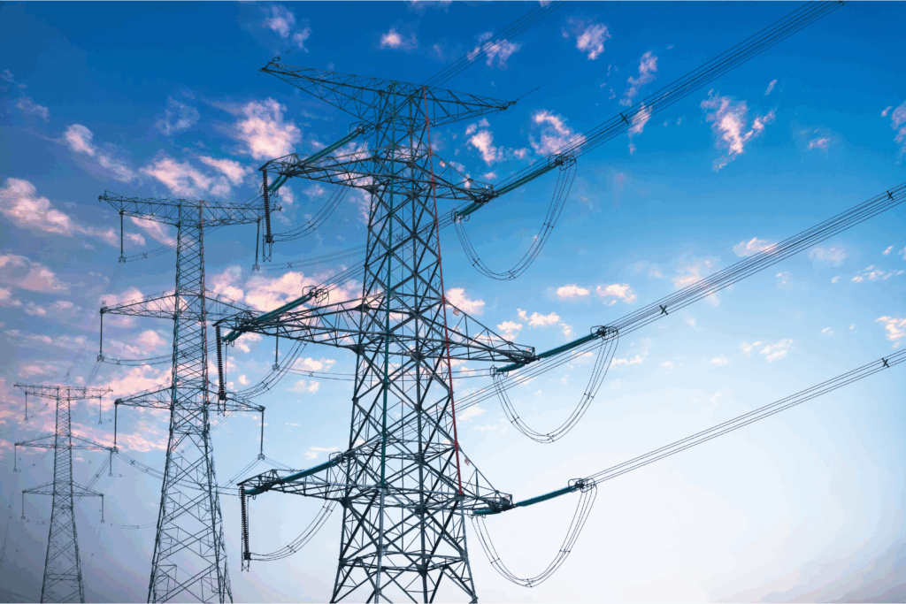 Operadores de rede e fornecedores de energia lidam em conjunto com toda a rede elétrica em áreas residenciais
