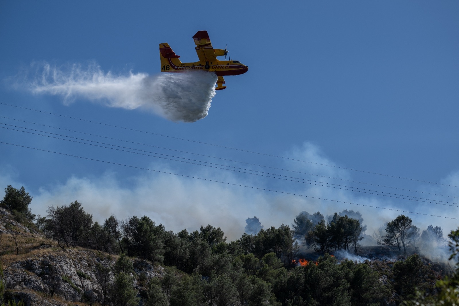 Fires in Marseille and Narbonne, threat of fires in several departments... Retailleau's "high-risk summer" has already begun