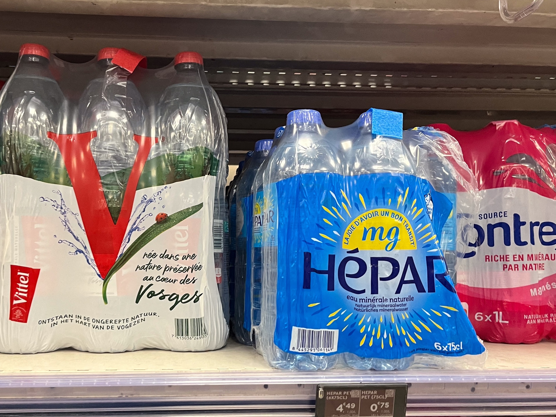 Contrex- und Hépar-Quellen mit Mikroplastik aus illegalen Mülldeponien in Nestlé-Fabriken kontaminiert