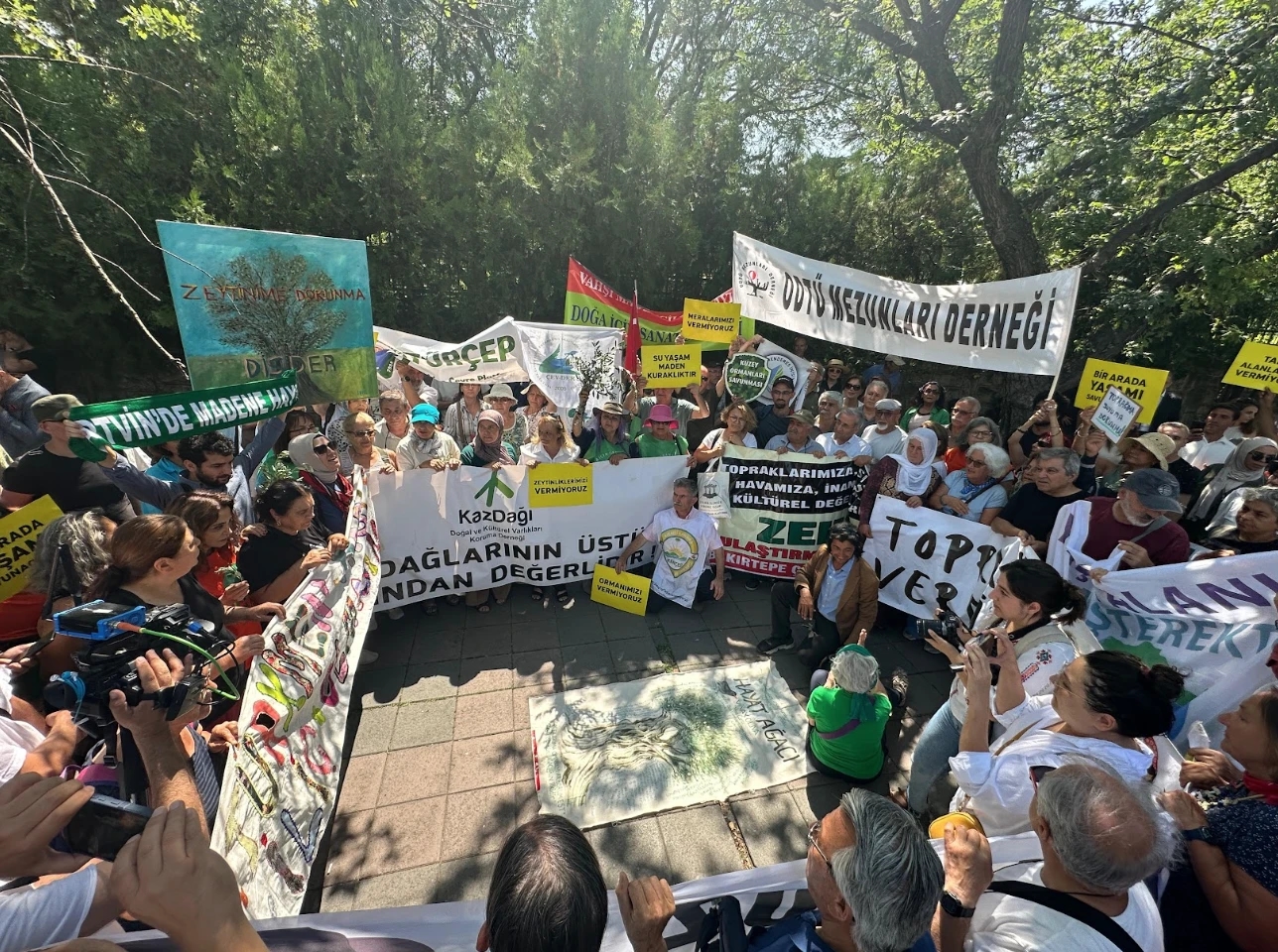 64 ONG de diferentes ciudades de Turquía se reunieron frente a la Gran Asamblea Nacional Turca: “¡No cederemos nuestra tierra!”