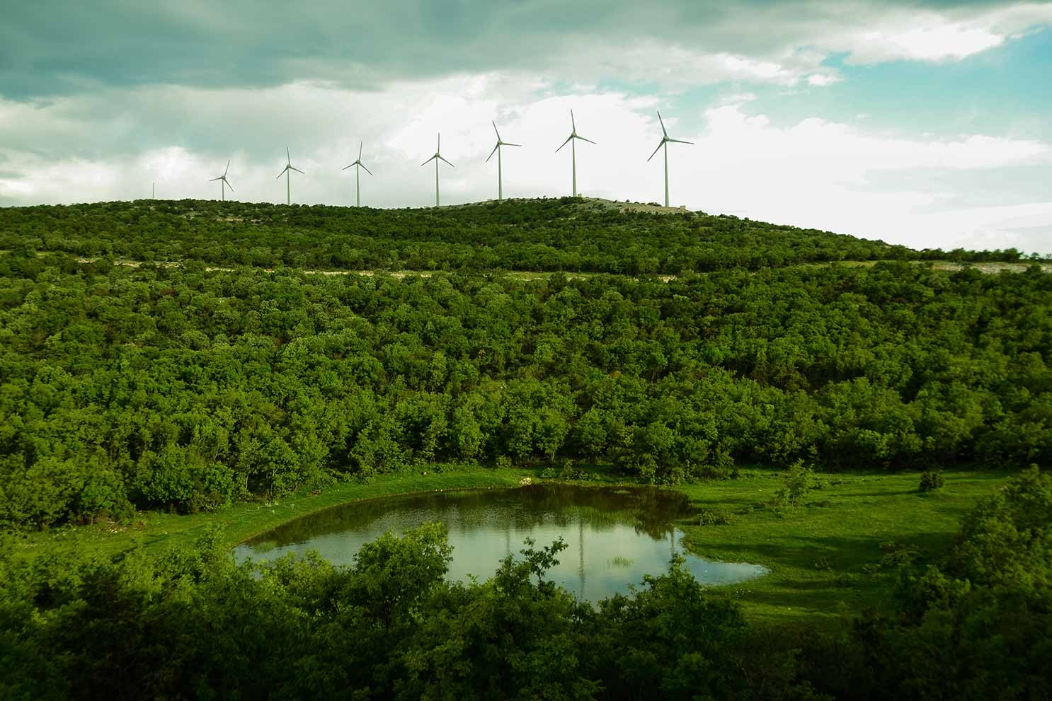 Investissements de Polat Energy dans les systèmes de stockage et d'énergie hybride