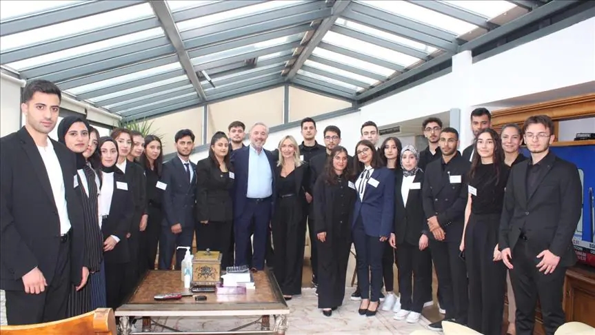 Akfen Holding Yönetim Kurulu Başkanı Akın, TİKAV bursiyerleriyle bir araya geldi
