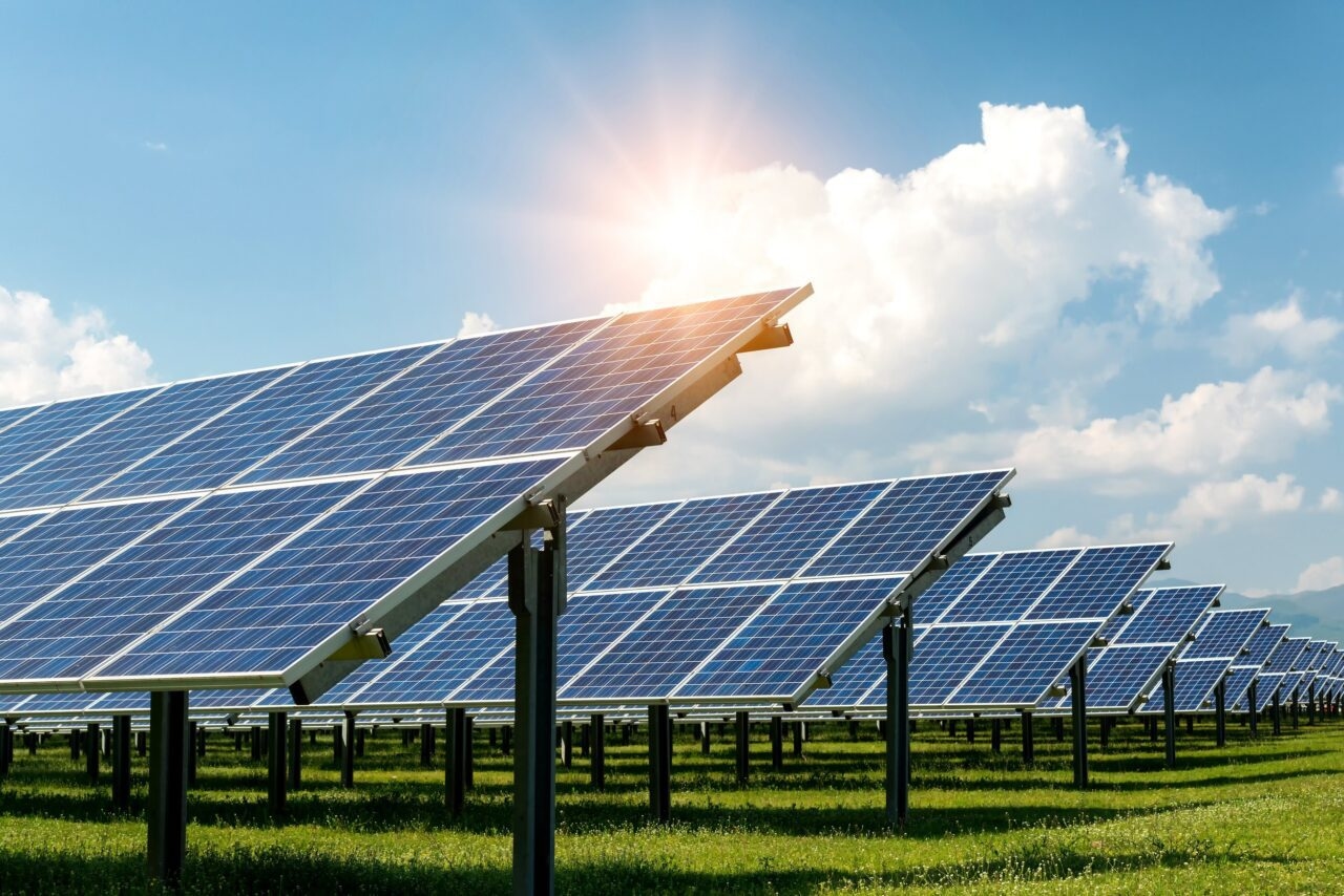 Größter Solarpark Großbritanniens nimmt kommerziellen Betrieb auf