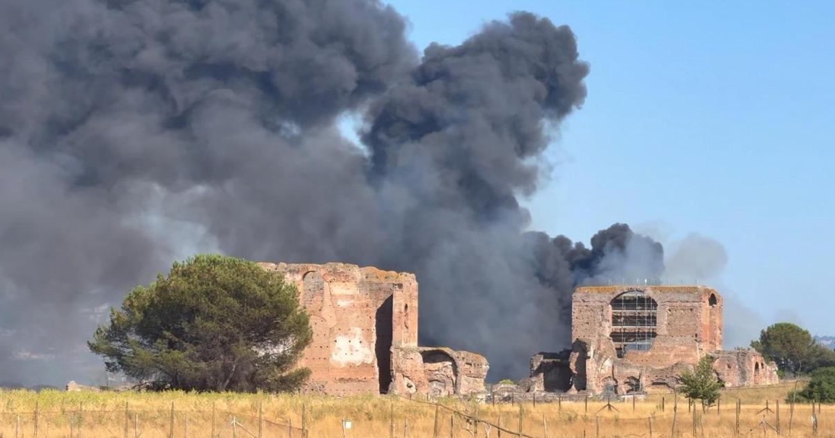 Fire at Tor Carbone, planes headed to the airport fly through smoke