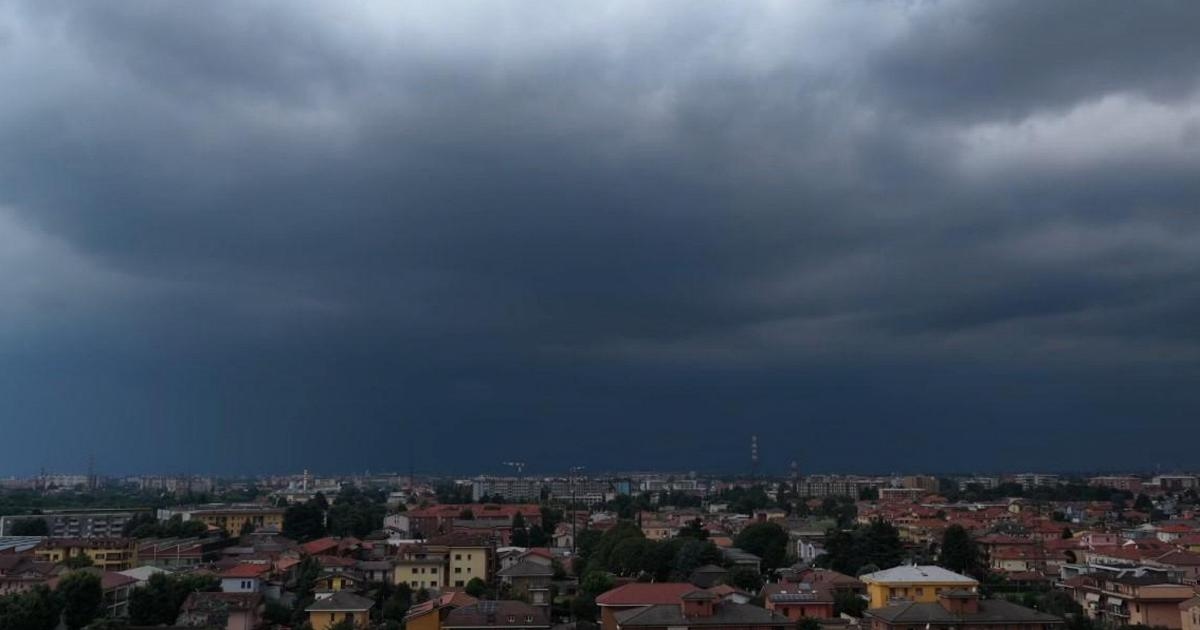 Milano, il fronte nero prima del nubifragio ripreso dal drone