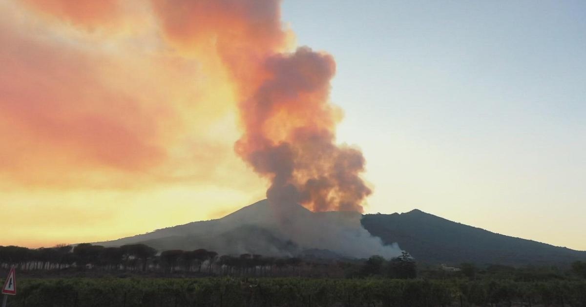 Fiamme sul Vesuvio, la colonna di fumo visibile da Napoli